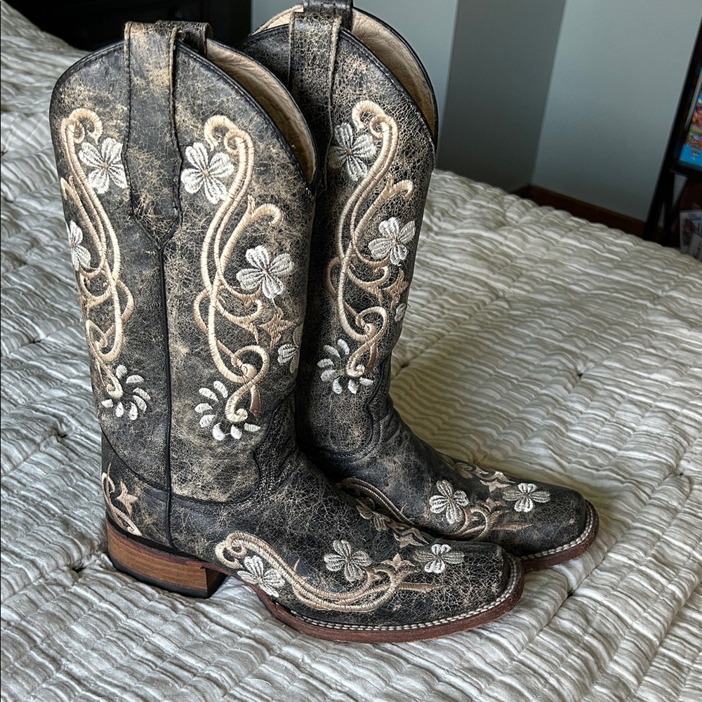 Circle G Embroidered Cowboy Boots